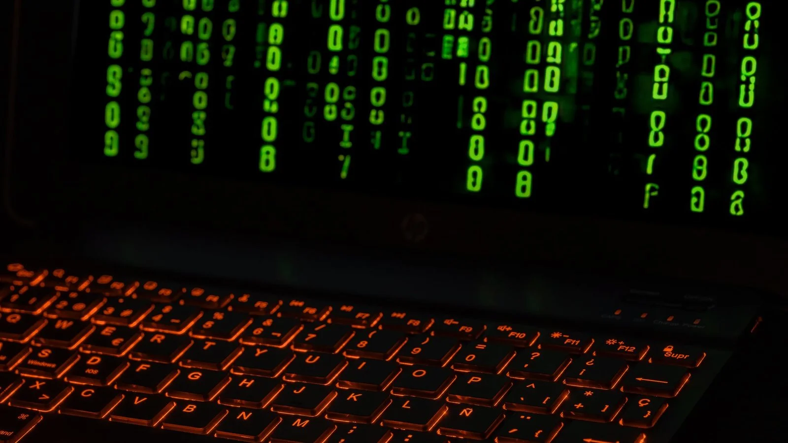 Piratage Mathspace – clavier rétroéclairé et code binaire vert