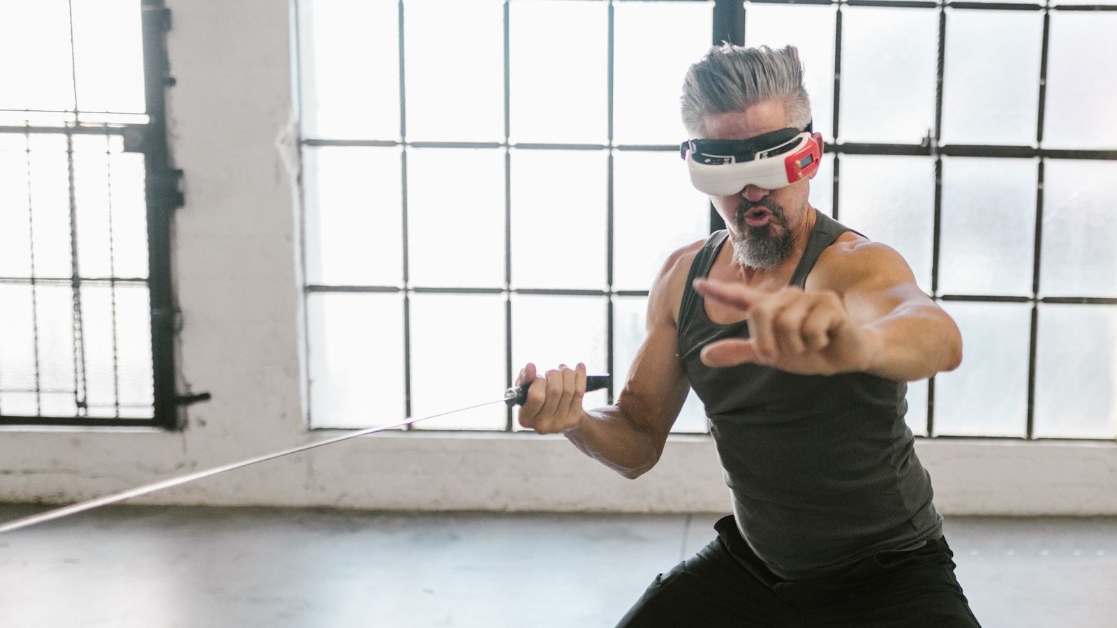 Fitness VR Supernatural – homme casque réalité virtuelle position combat