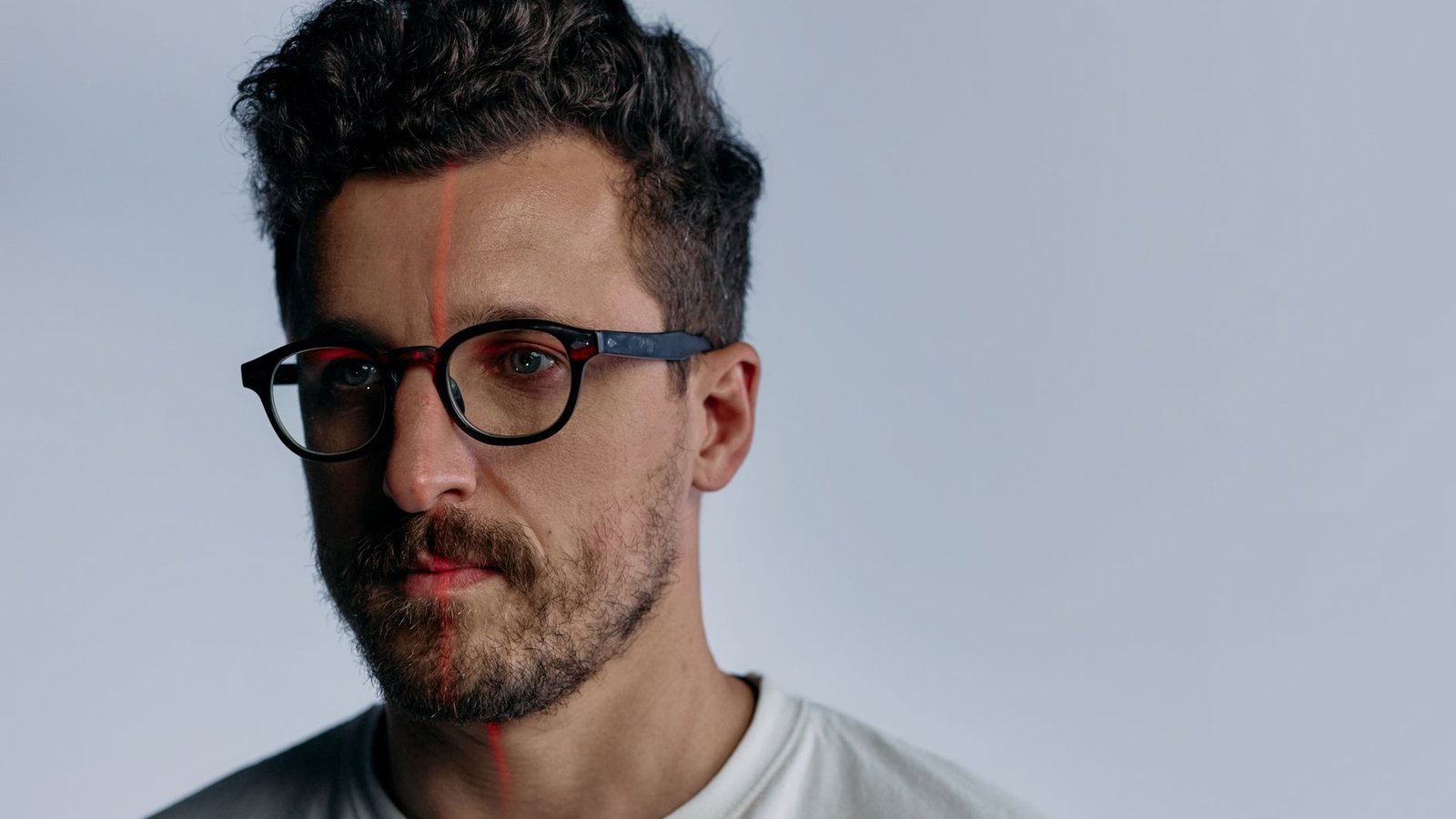Reconnaissance faciale lunettes connectées, homme avec capteurs laser rouges