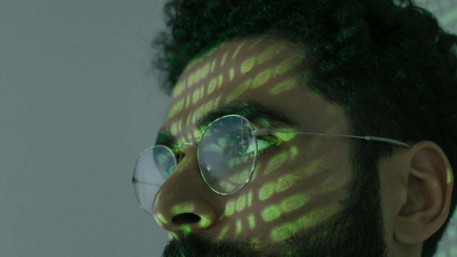 Surveillance IA Meta, code binaire projeté sur visage homme lunettes