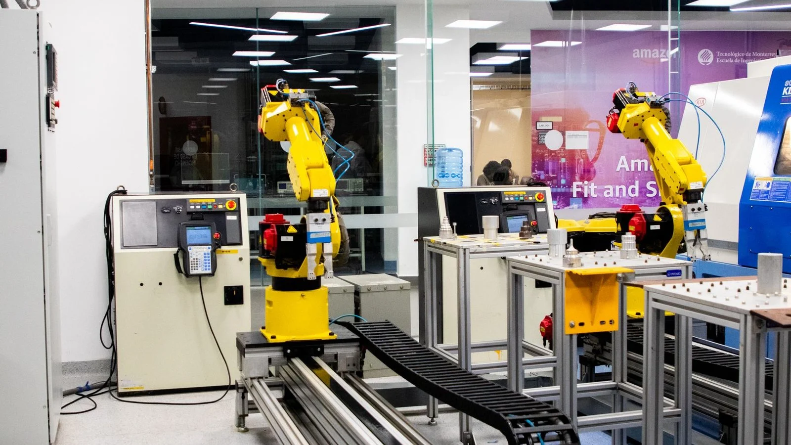 Bras robotiques industriels dans un entrepôt automatisé, remplacement techniciens