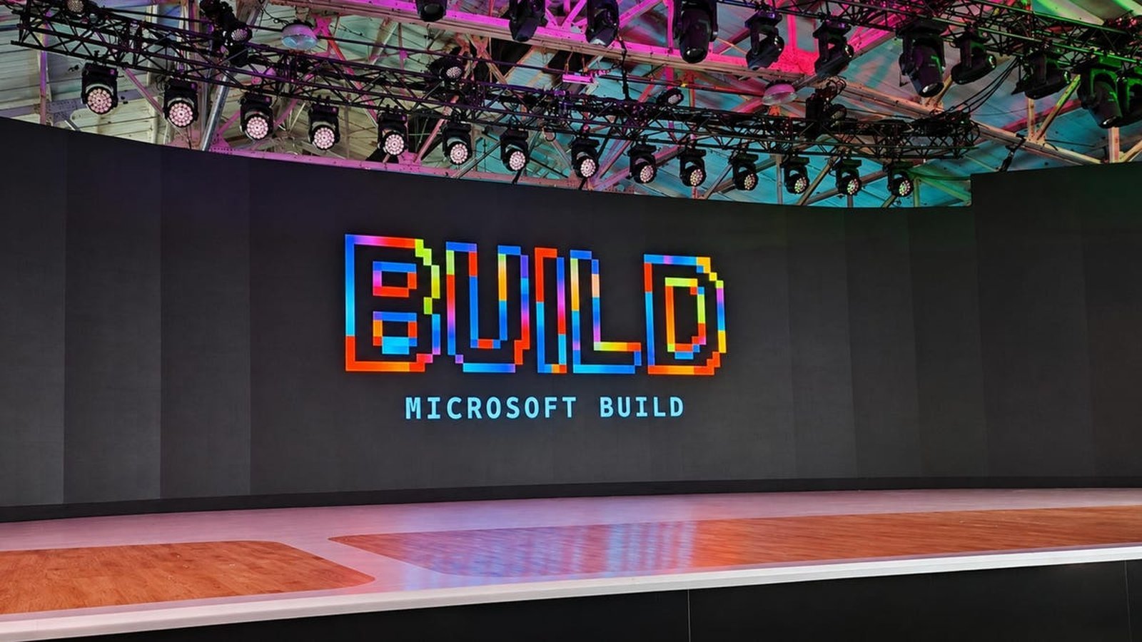 Microsoft balaye les vieilles querelles et sort trois produits Linux d'un coup