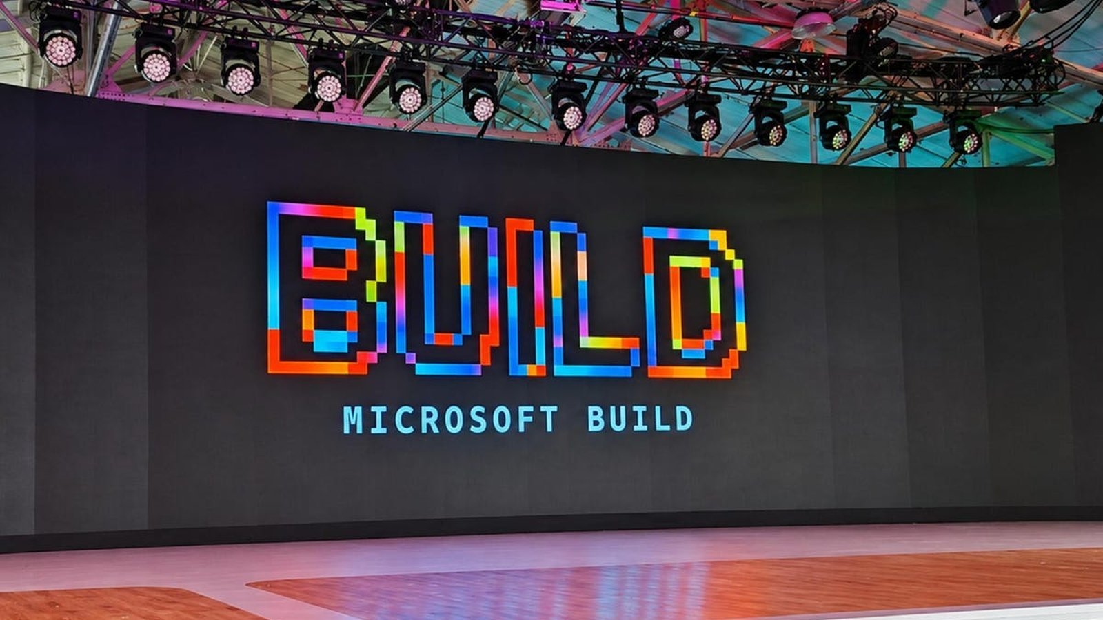 Microsoft balaye les vieilles querelles et sort trois produits Linux d'un coup