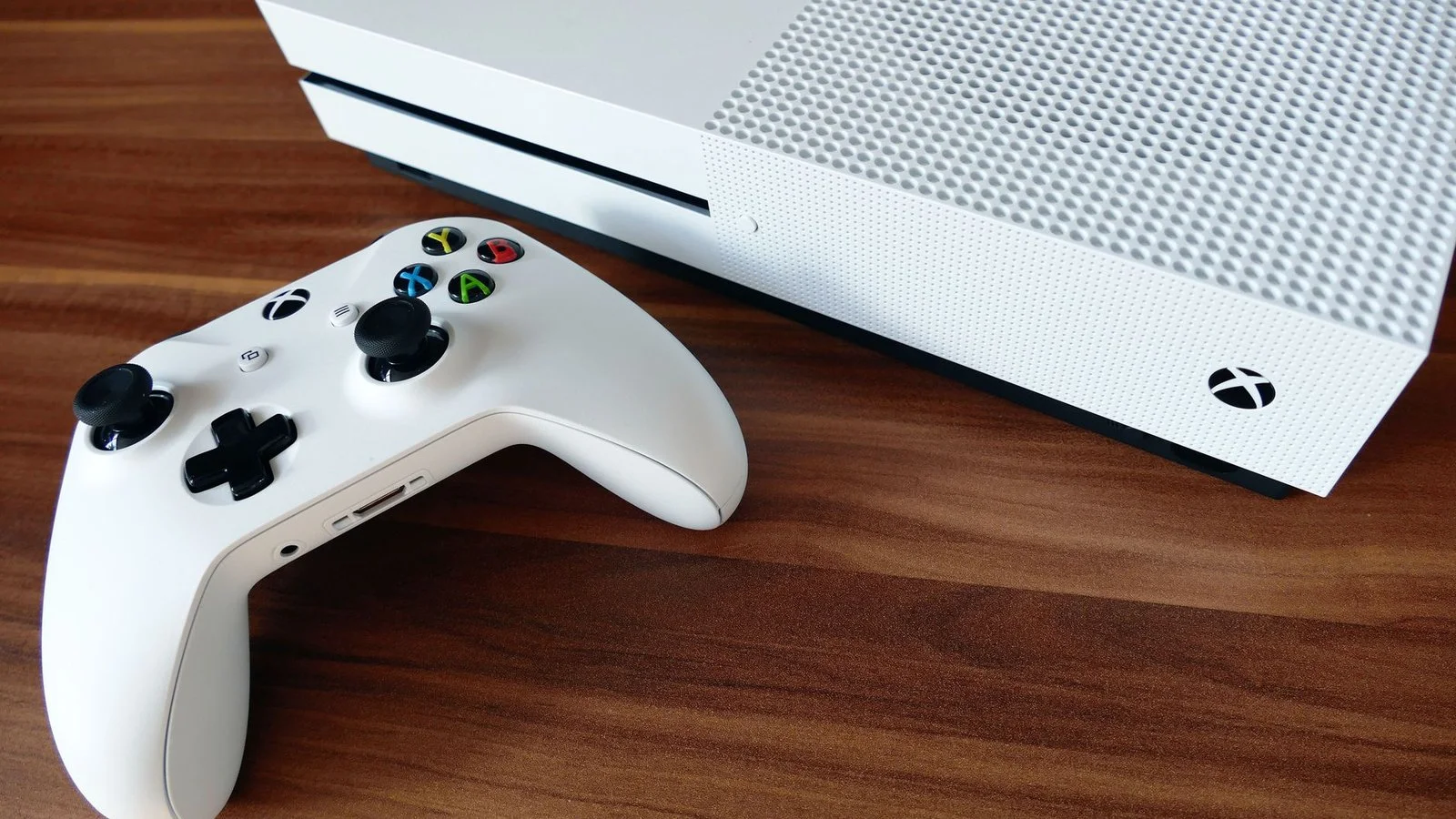 Microsoft Xbox One S – console et manette blanche sur bureau