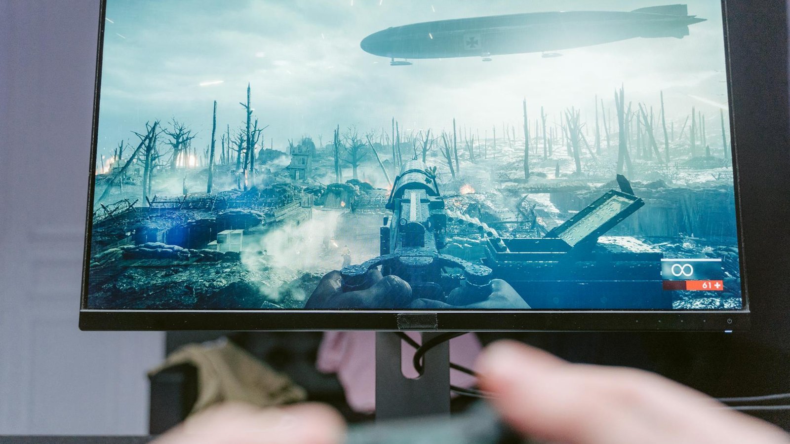 Moniteur gaming 4K haute fréquence — écran PC avec jeu de tir en action