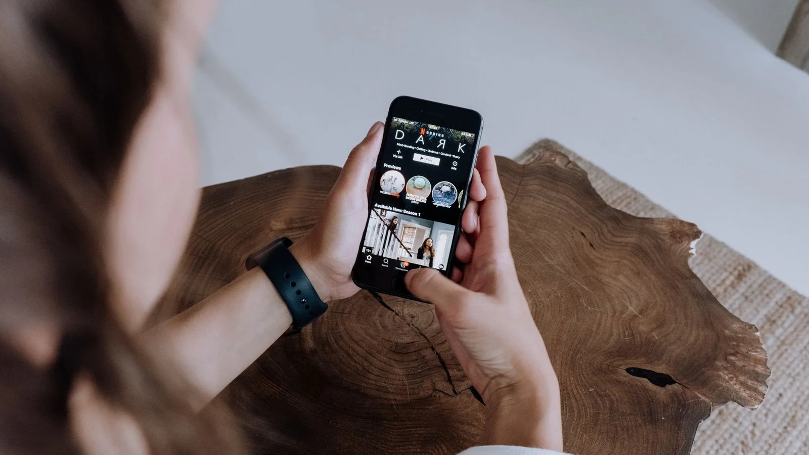Interface Netflix sur iPhone avec série Dark visible