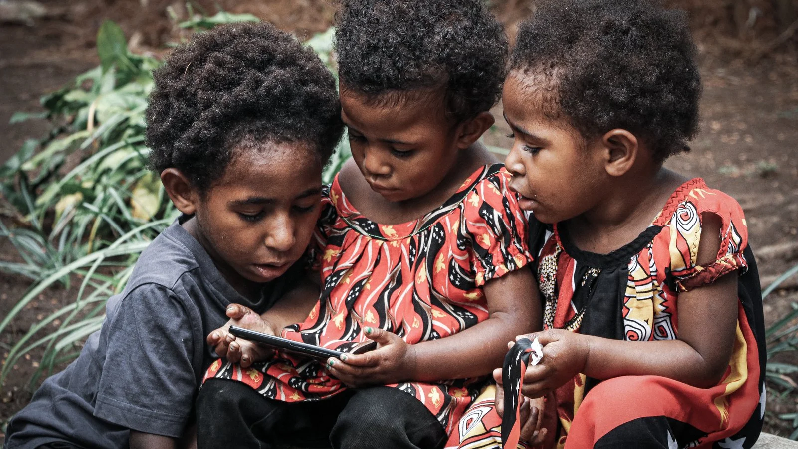 Interdiction réseaux sociaux mineurs enfants utilisant smartphone parc