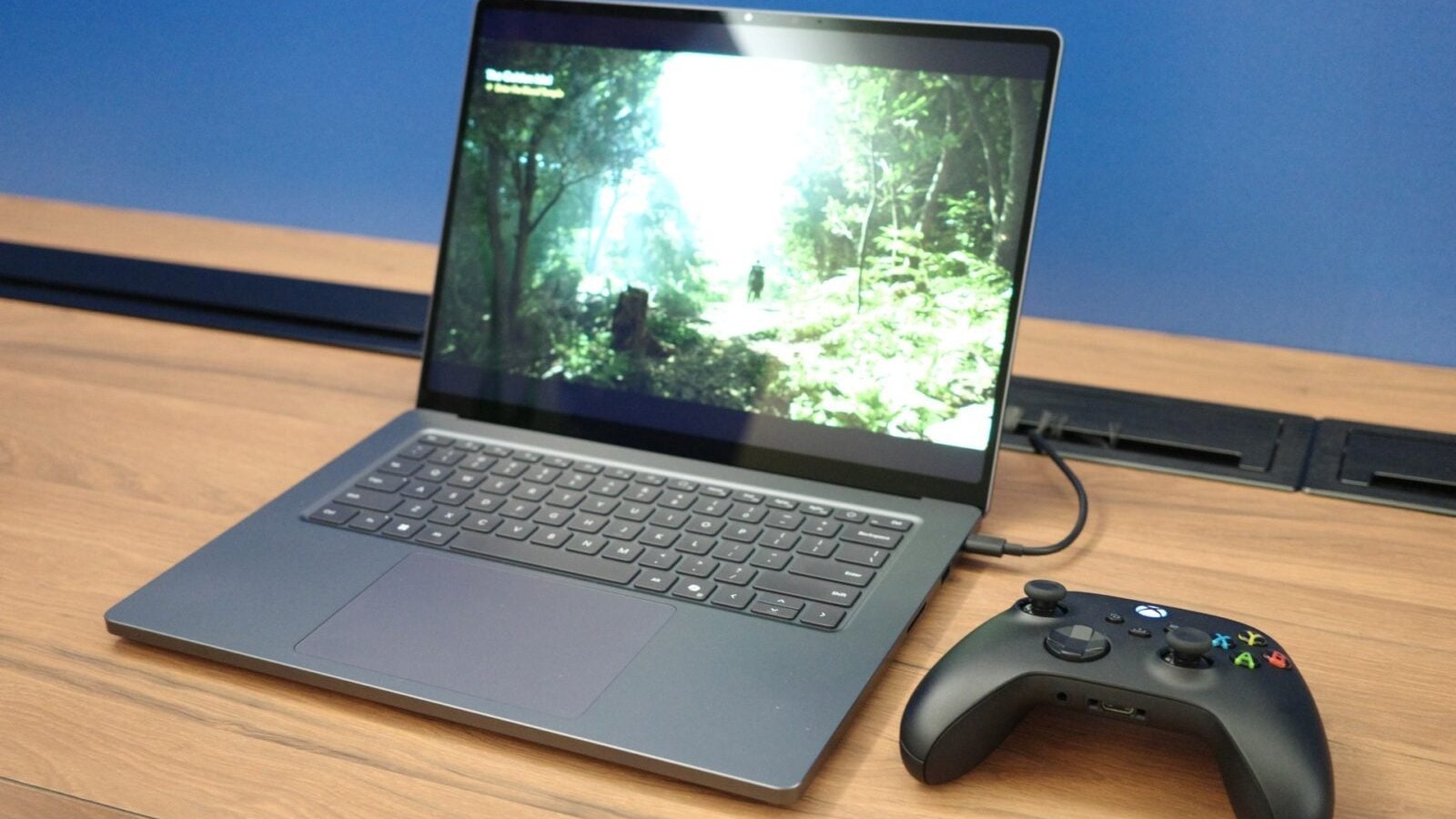 Laptop gaming Nvidia RTX avec manette Xbox sur bureau en bois