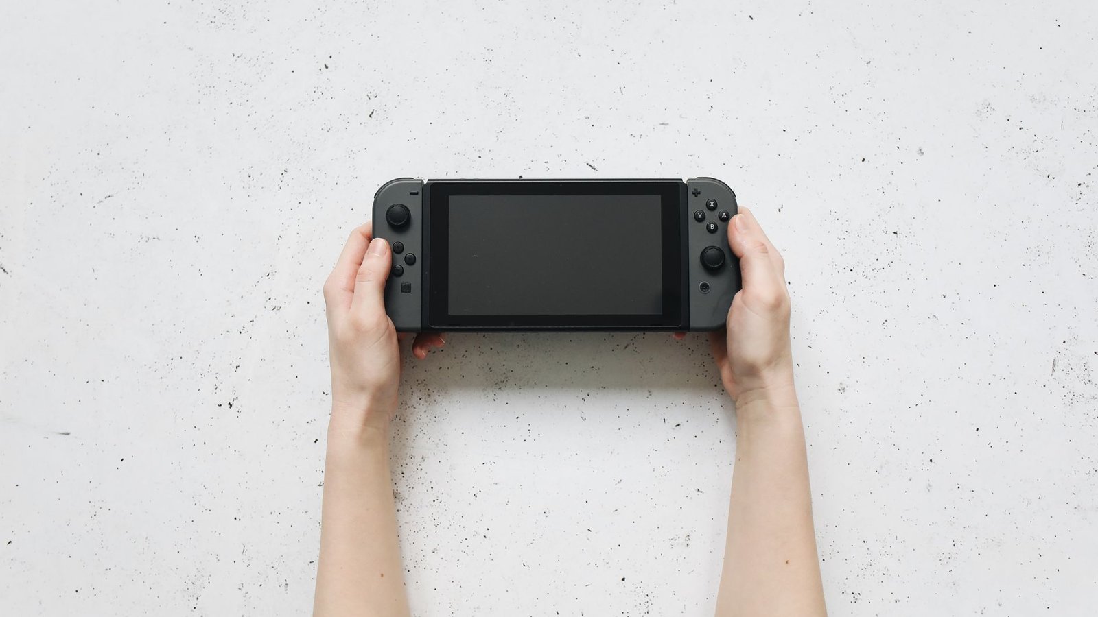 Nintendo Switch en mode portable tenu dans les mains