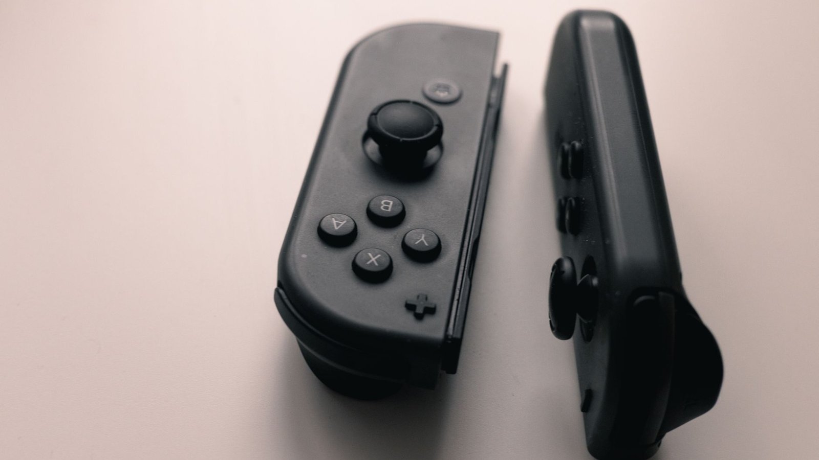Nintendo Switch sur dock avec Joy-Con bleu et rouge