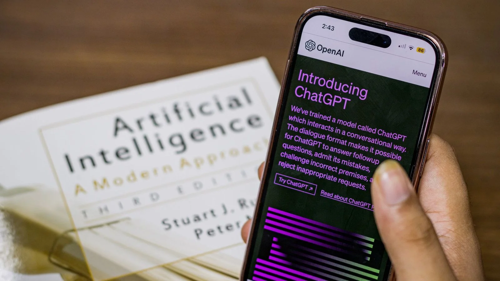 ChatGPT OpenAI — smartphone affichant interface avec livre IA