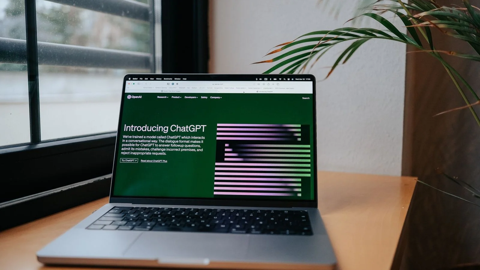 ChatGPT OpenAI — interface site web sur MacBook portable