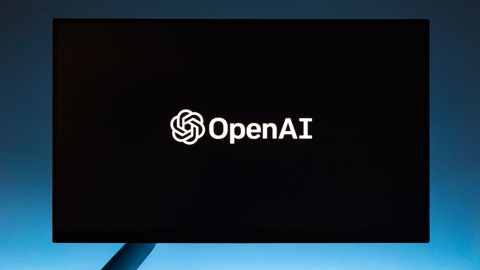 Logo OpenAI sur écran noir, introduction en Bourse SEC