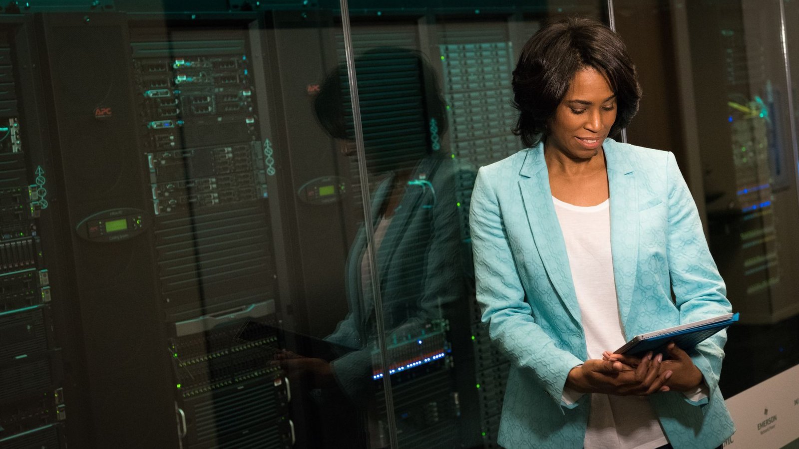 Faille critique Oracle — technicienne en salle de serveurs avec tablette