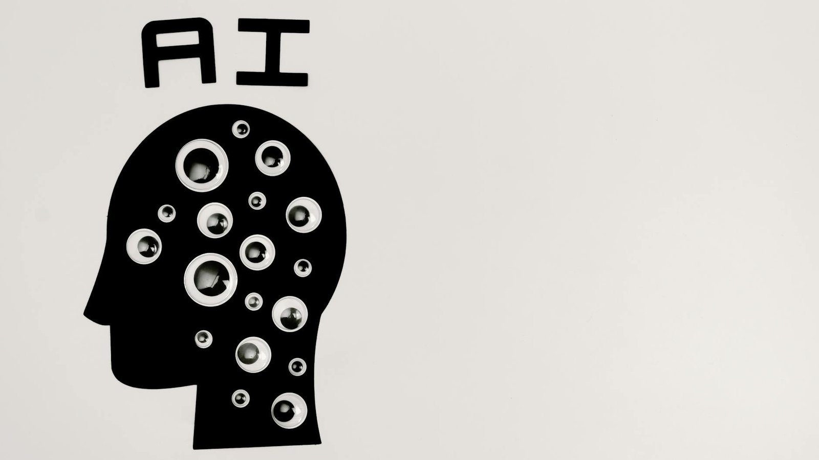 Intelligence artificielle analyse émotions — silhouette tête humaine avec yeux googly