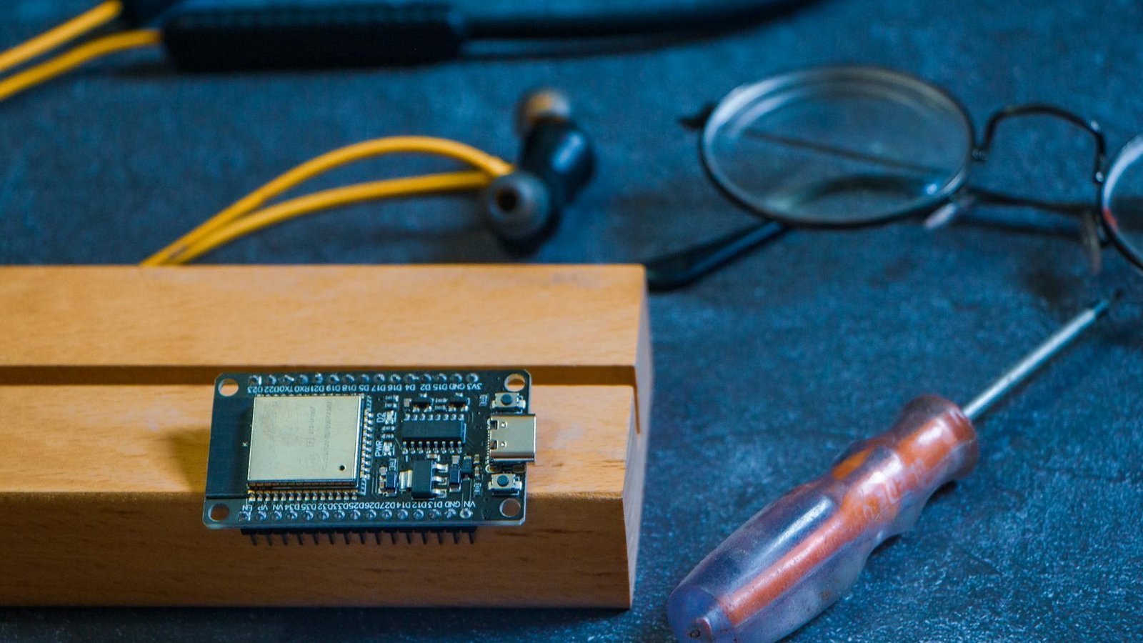Mini PC fait-maison module ESP32 compact avec tournevis sur bureau