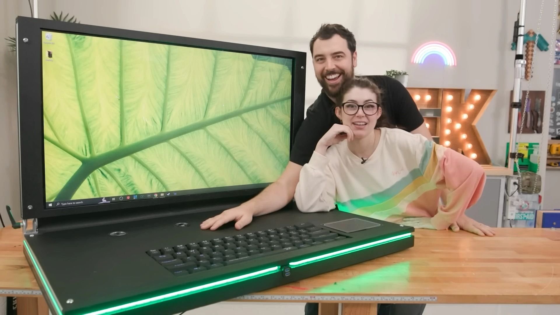 Deux youtubeurs créent un PC gaming 43 pouces avec un Intel Nuc