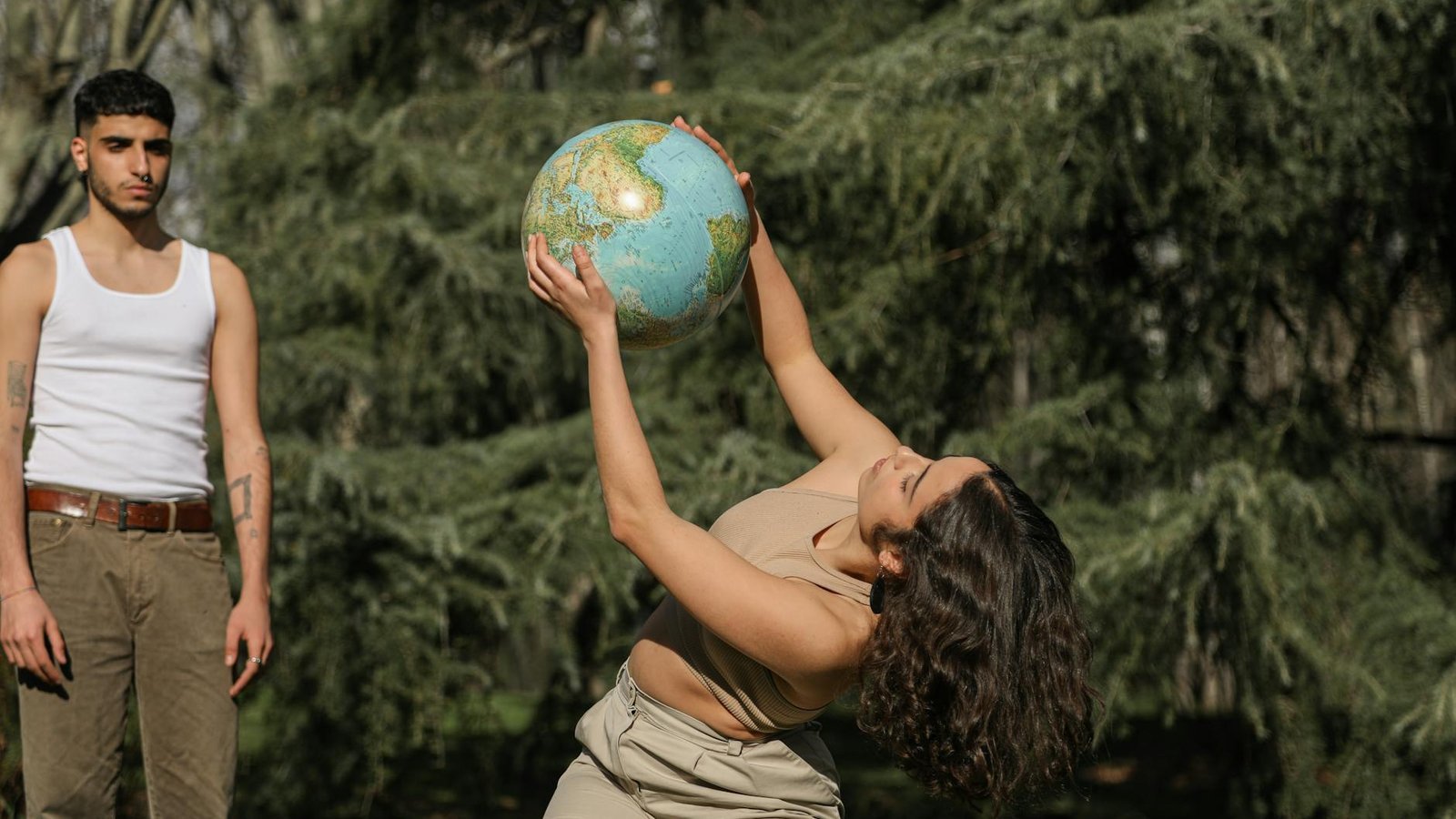 Éthique IA et morale universelle, femme tenant un globe terrestre