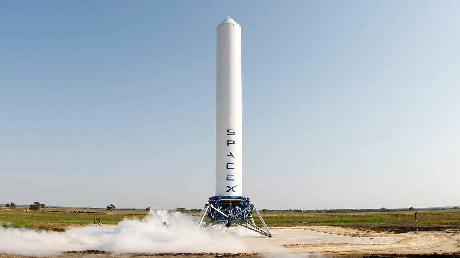 Fusée SpaceX réutilisable lors d'un atterrissage vertical