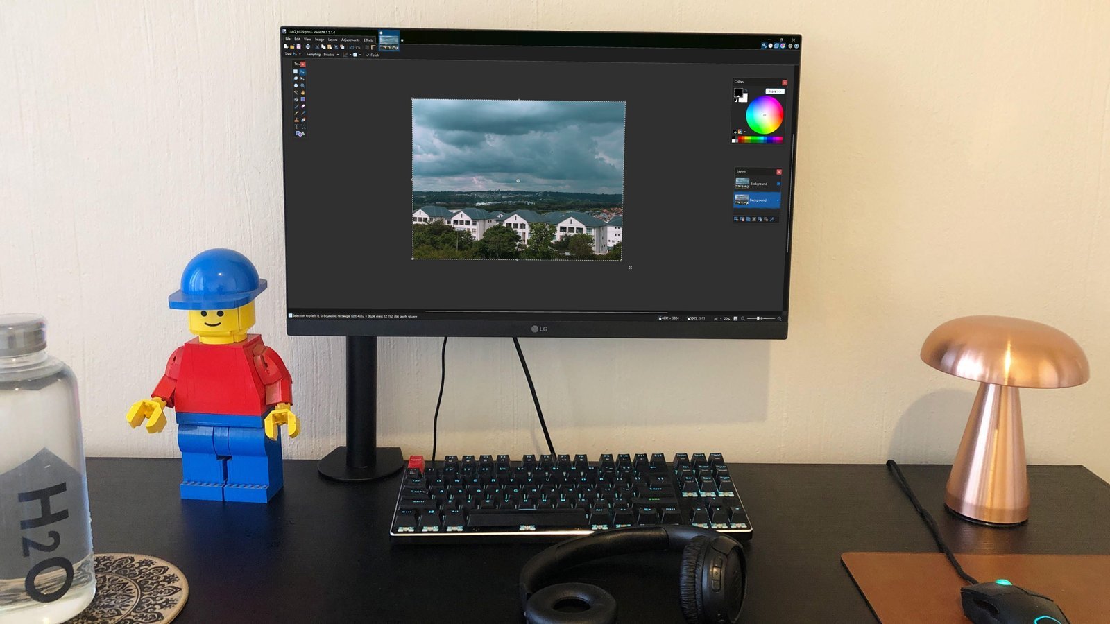Logiciel de retouche photo Paint.NET ouvert sur écran de bureau LG