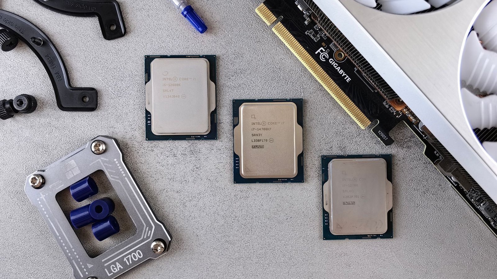 Processeurs Intel Core Series LGA1700 disposés sur surface grise