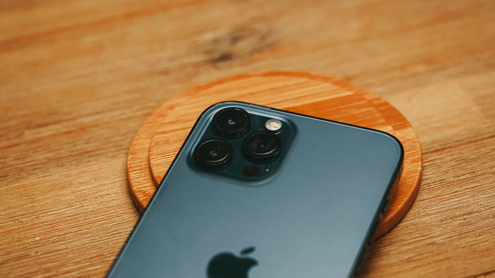 iPhone pliable Apple Pro triple capteur sur chargeur sans fil bois