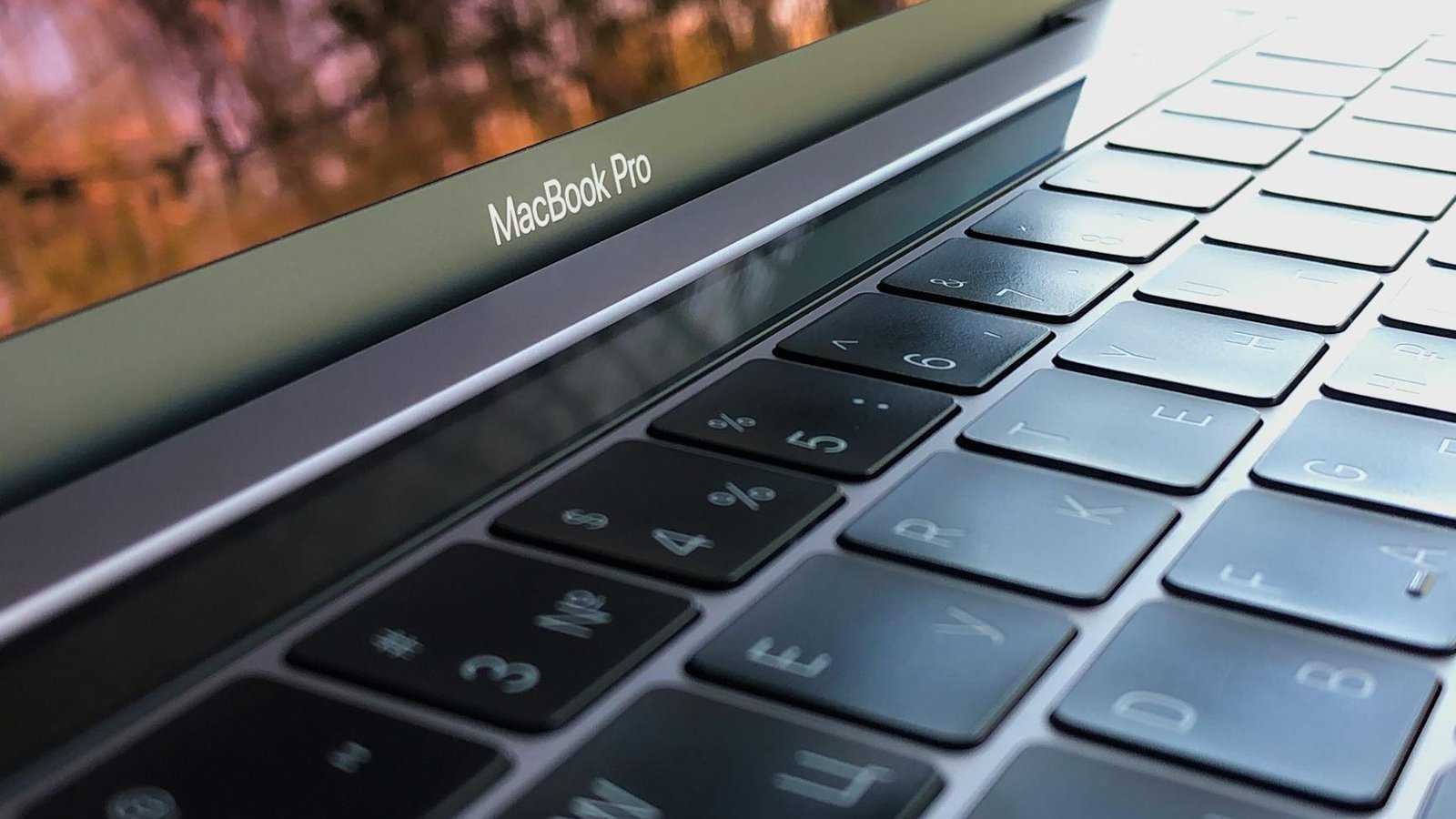 MacBook Pro Touch Bar logo Apple gros plan clavier