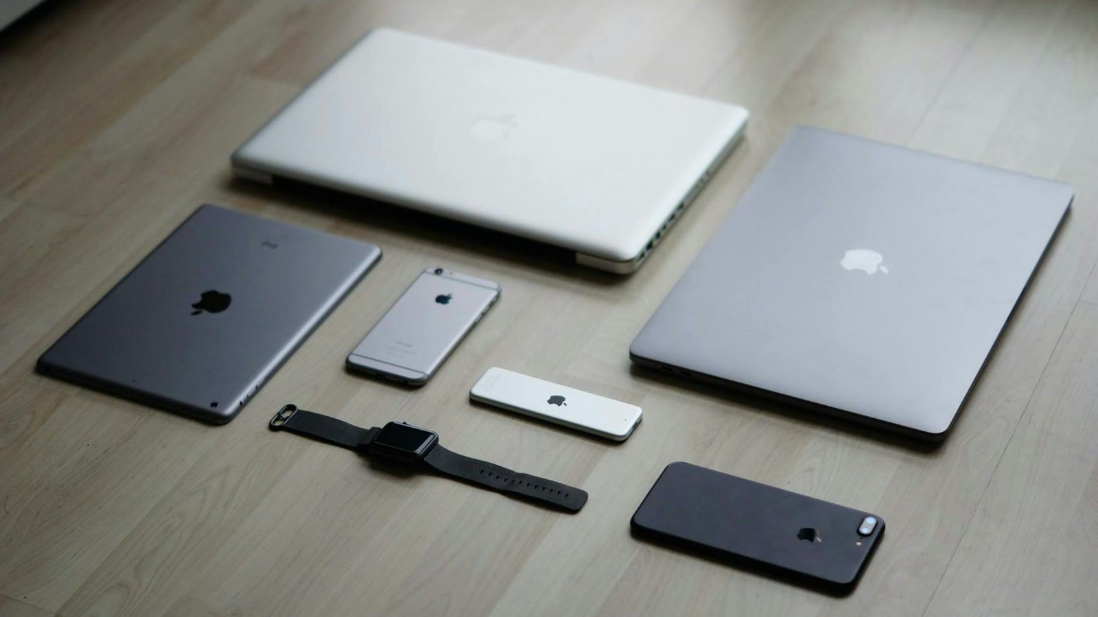 Écosystème Apple MacBook iPhone iPad Apple Watch sur parquet