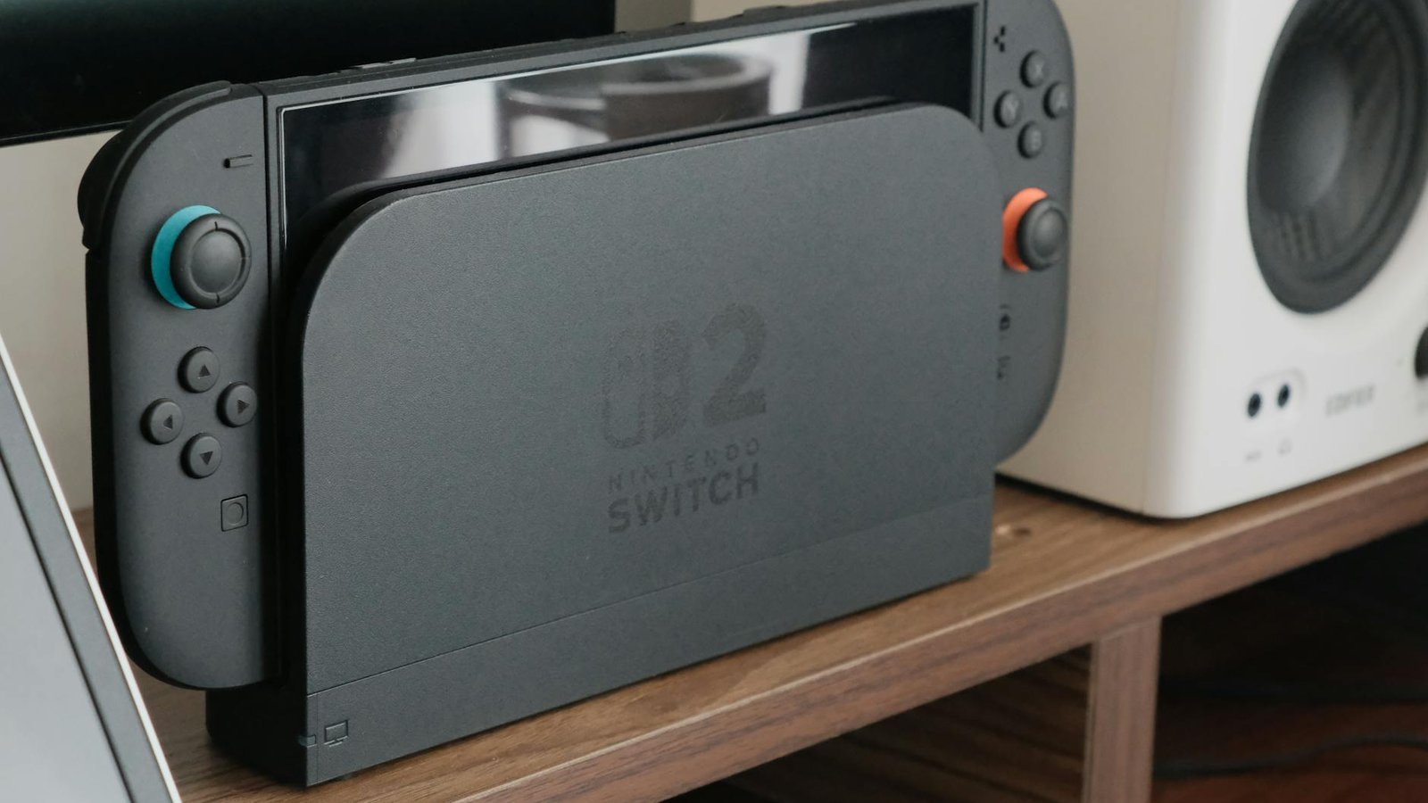 Nintendo Switch 2 dans son dock station d'accueil TV