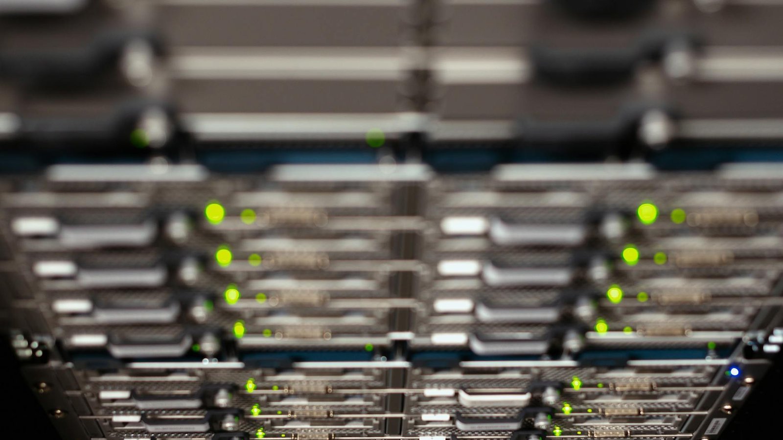 Faille zero-day Exchange — modules serveurs rack avec voyants actifs