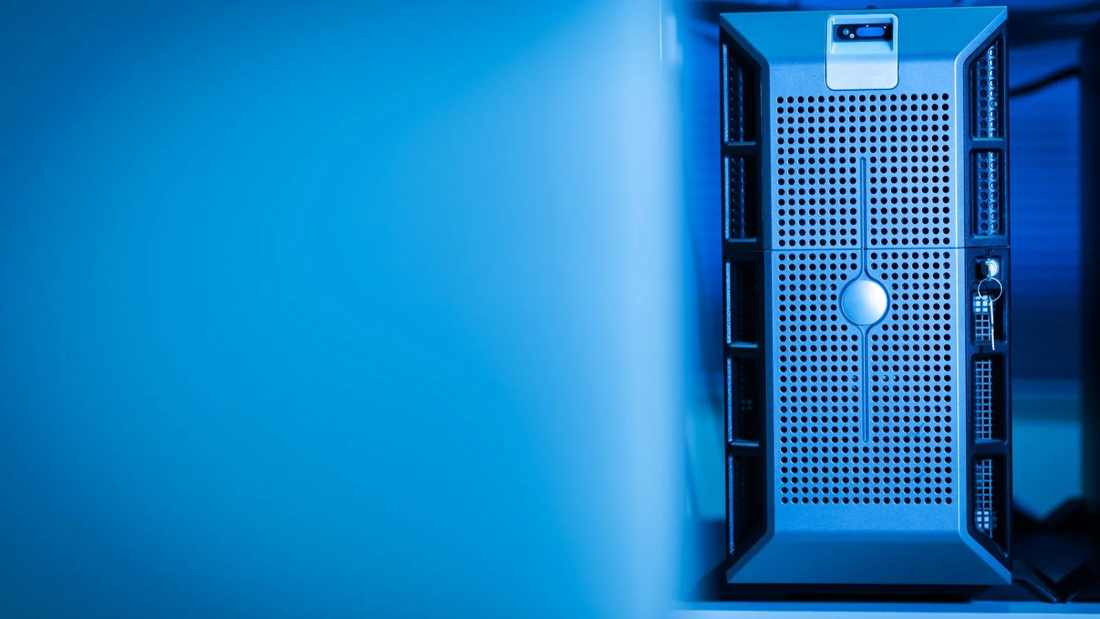 Serveur rack data center lumière bleue infrastructure NVIDIA Google