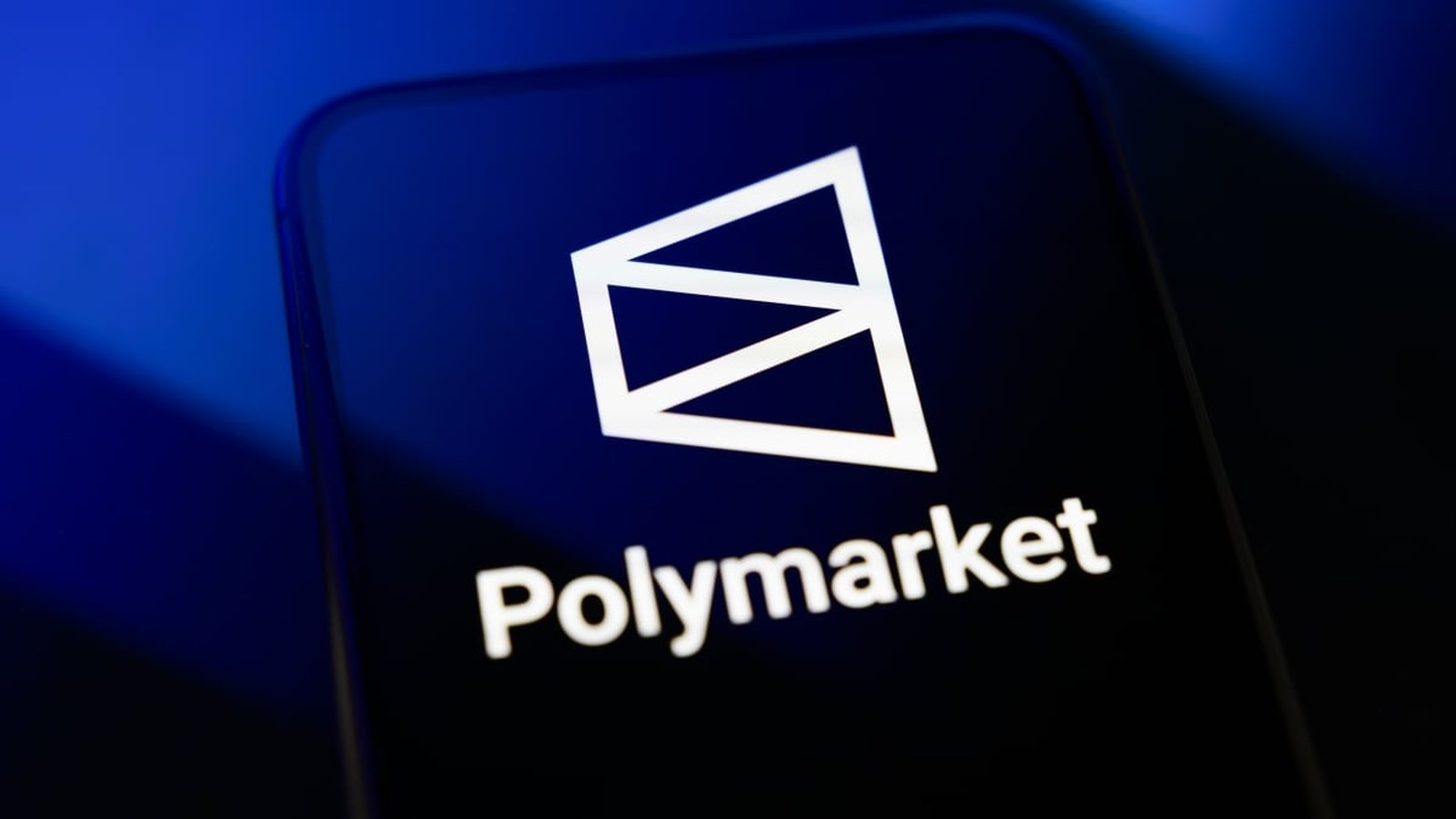 Polymarket logo affiché sur écran de smartphone sur fond bleu