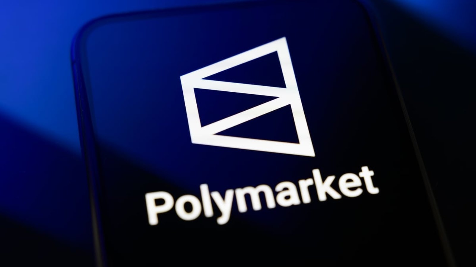 Polymarket application mobile logo sur smartphone fond sombre