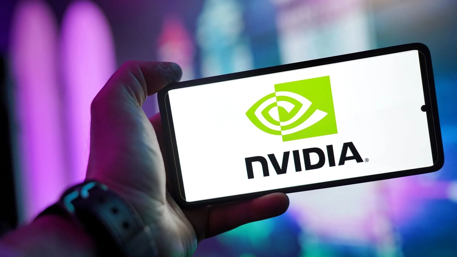 Logo Nvidia sur smartphone, fabricant du DLSS 5