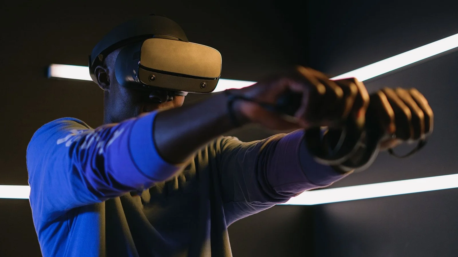 Casque VR Steam Frame – utilisateur en action avec contrôleurs VR