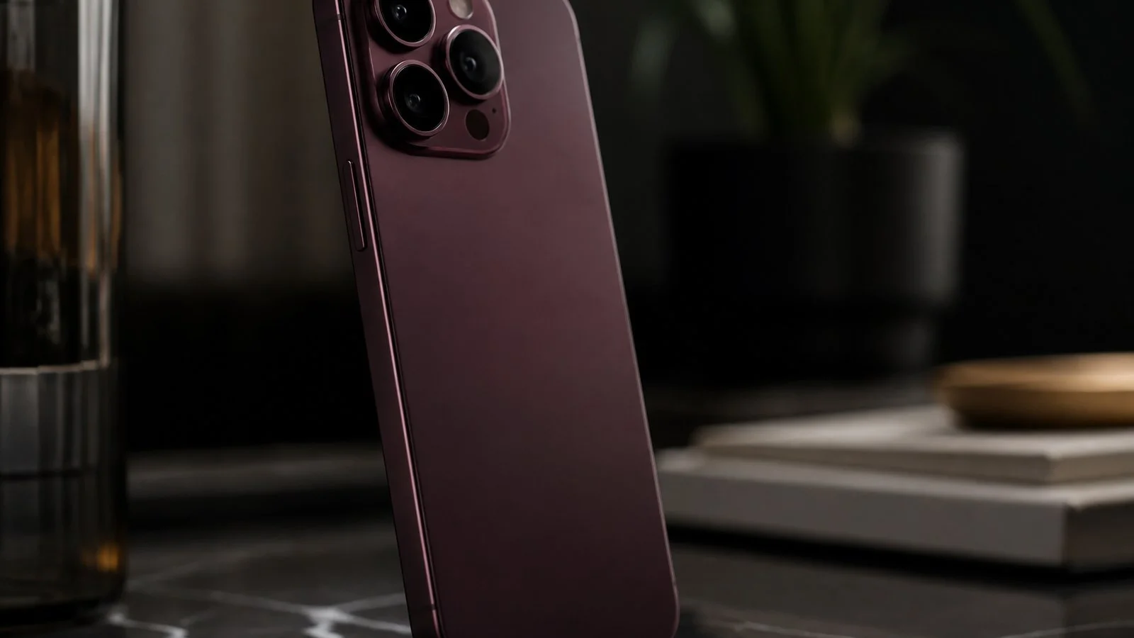 Une pub IA pour l'iPhone 18 Pro fait craquer tout le monde pour le dark cherry