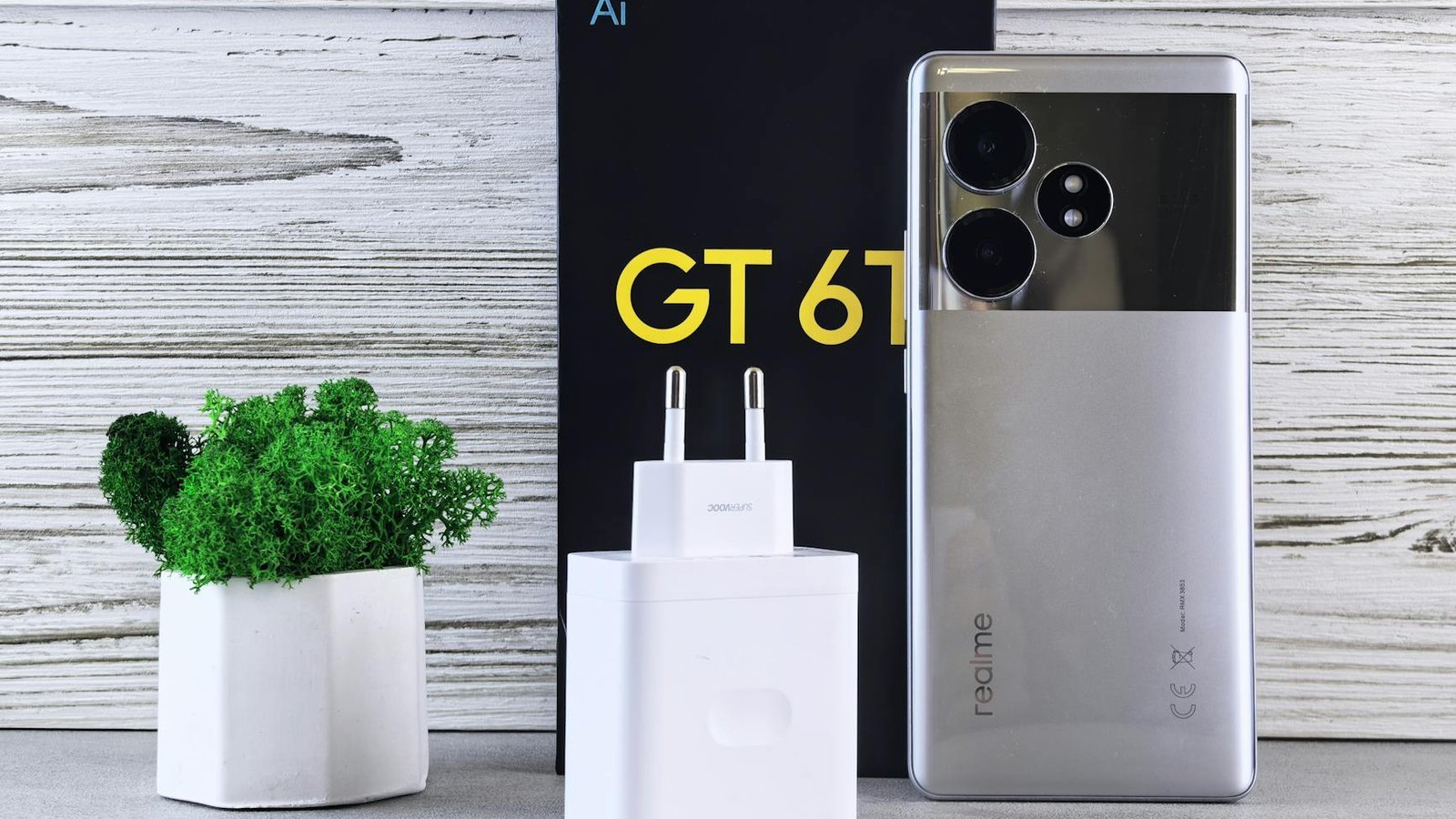 Realme GT 6T smartphone dos argenté avec boîte et chargeur