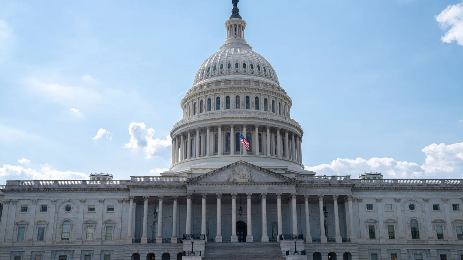 Congrès américain – Capitole Washington avec drapeau américain déployé