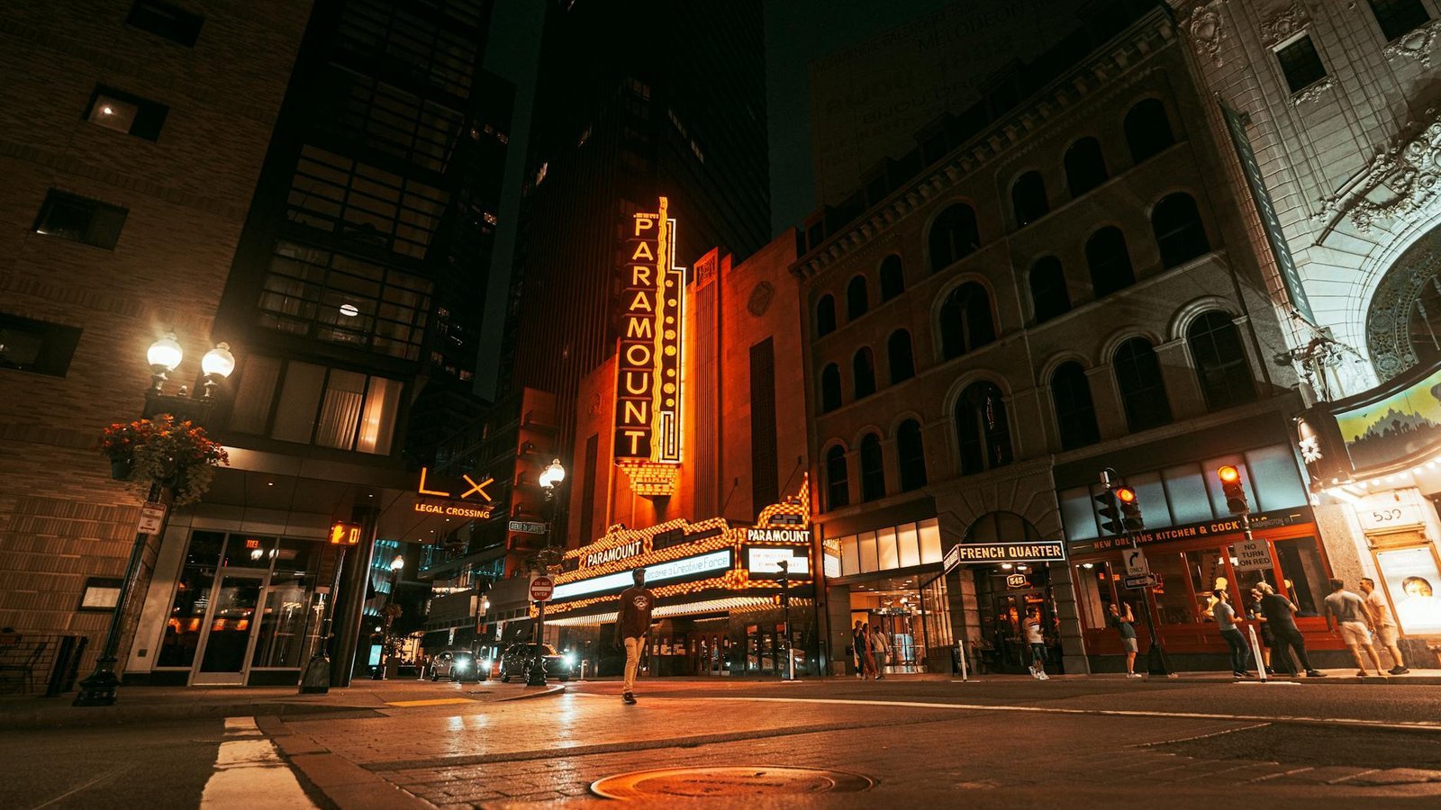 Enseigne lumineuse Paramount Theater de nuit, acquisition Warner Bros Discovery