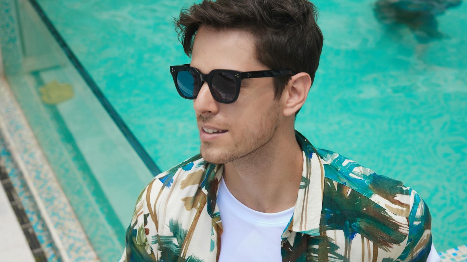 Galaxy Glasses Samsung — homme portant des lunettes tendance près d'une piscine