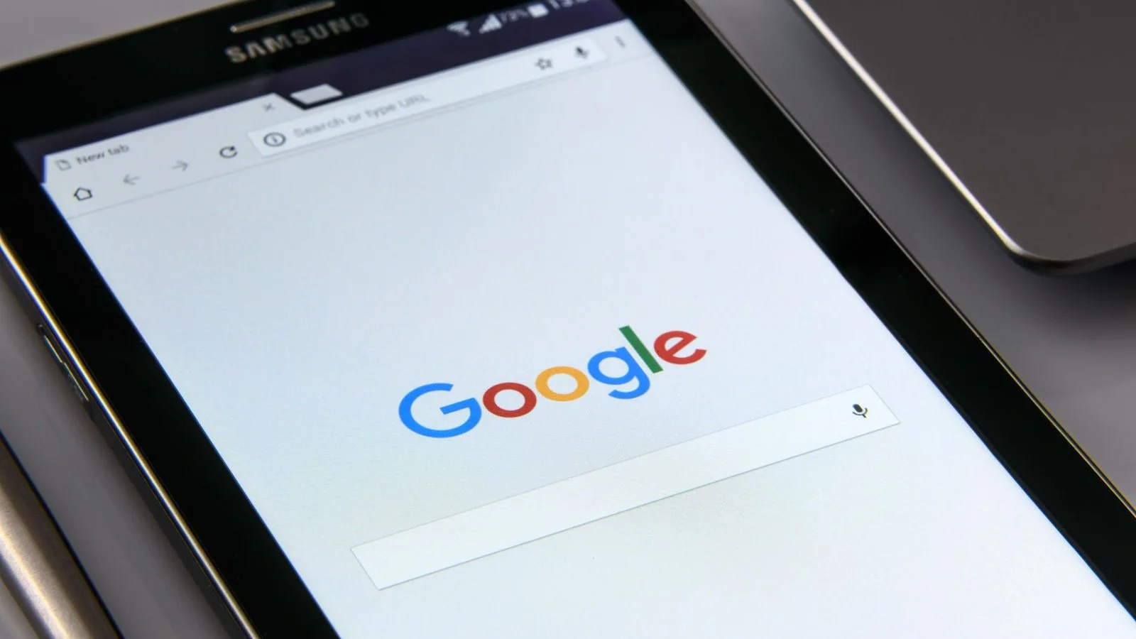 Samsung Galaxy Tab S12 avec stylet posée sur bureau et café
