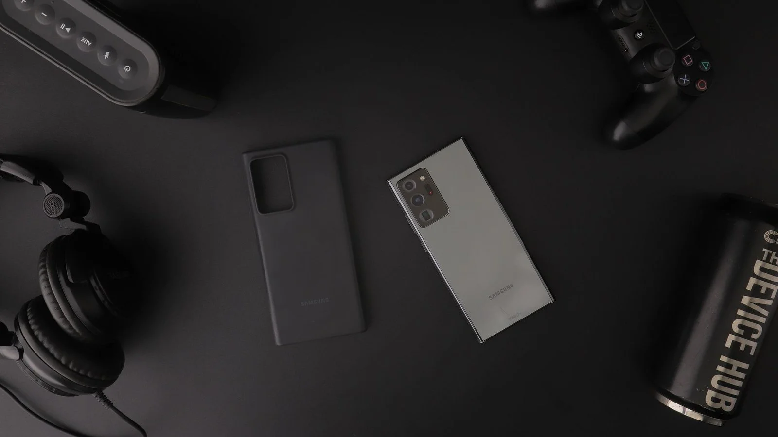 Casque audio Samsung Galaxy et smartphone sur bureau noir