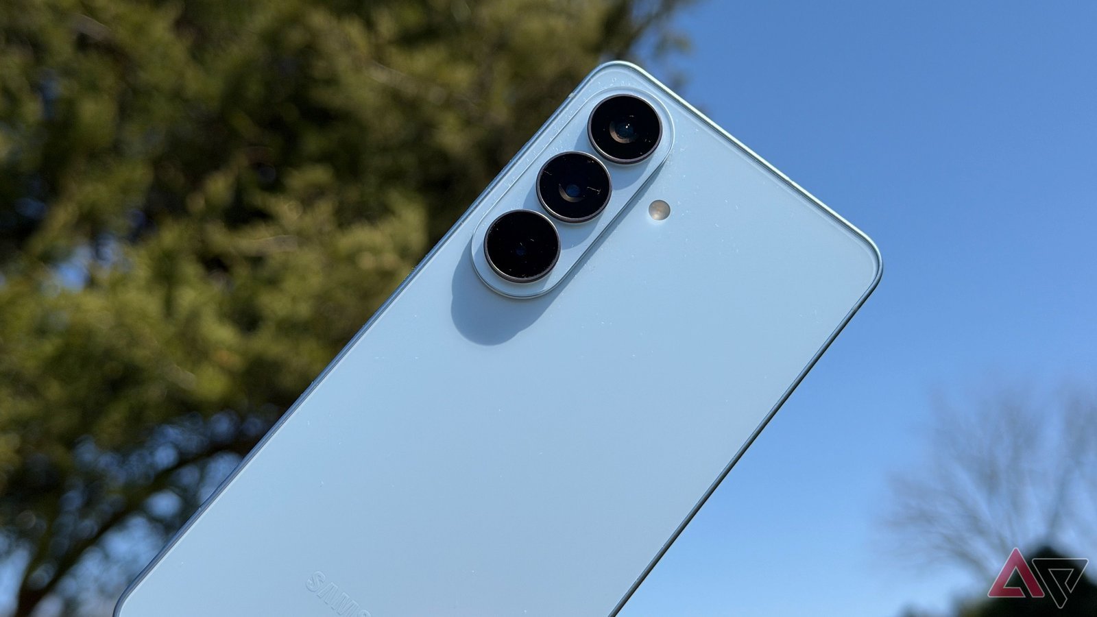 Samsung Galaxy S26 dos avec triple caméra en lumière naturelle