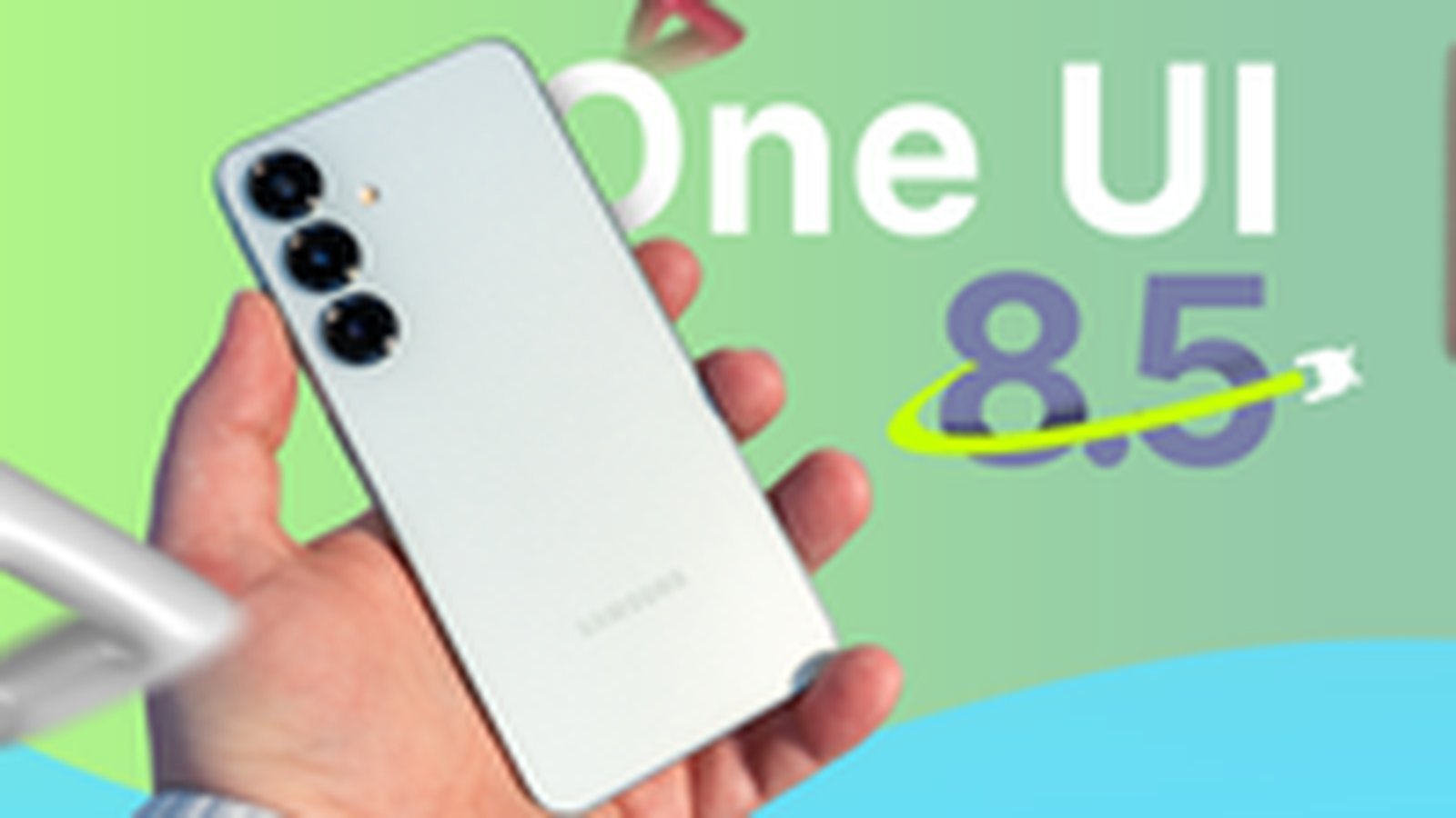 Samsung Galaxy One UI 8.5 tenu en main fond vert