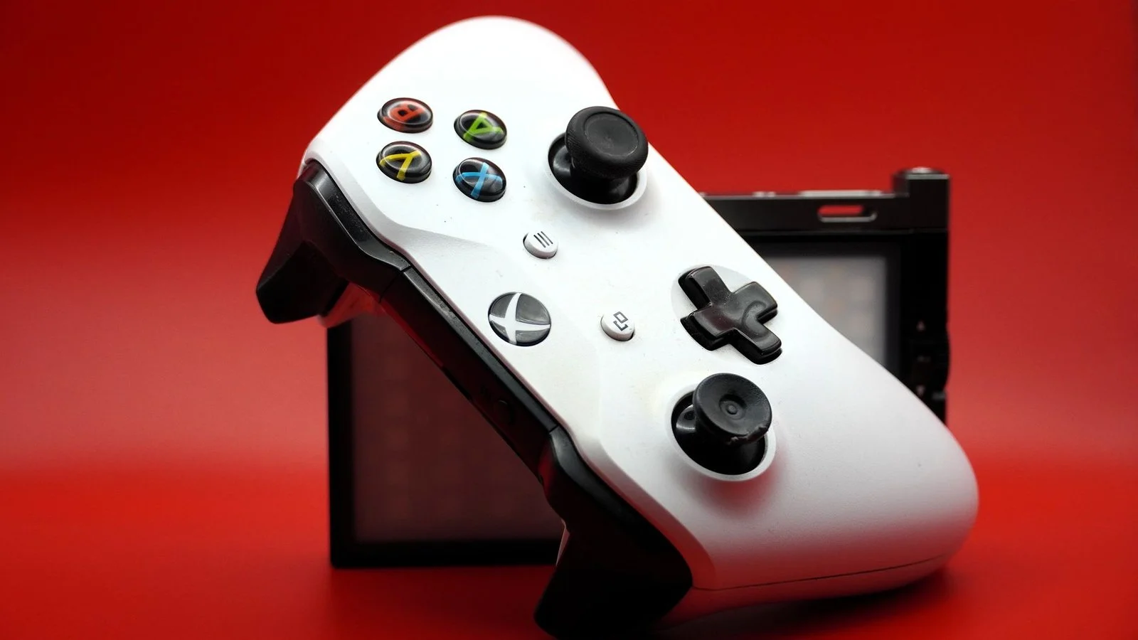 Manette Xbox blanche sur fond rouge, partenariat Xbox Kojima