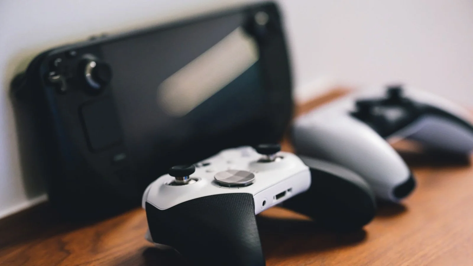Manette Xbox blanche sur bois logo Xbox, éditeur Xbox Physint Kojima