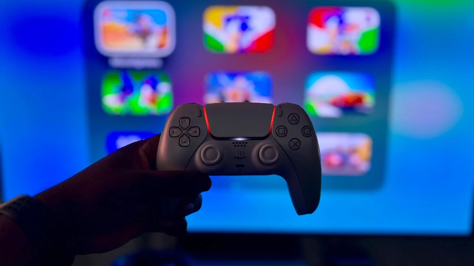 Manette DualSense PS5 devant écran gaming PlayStation