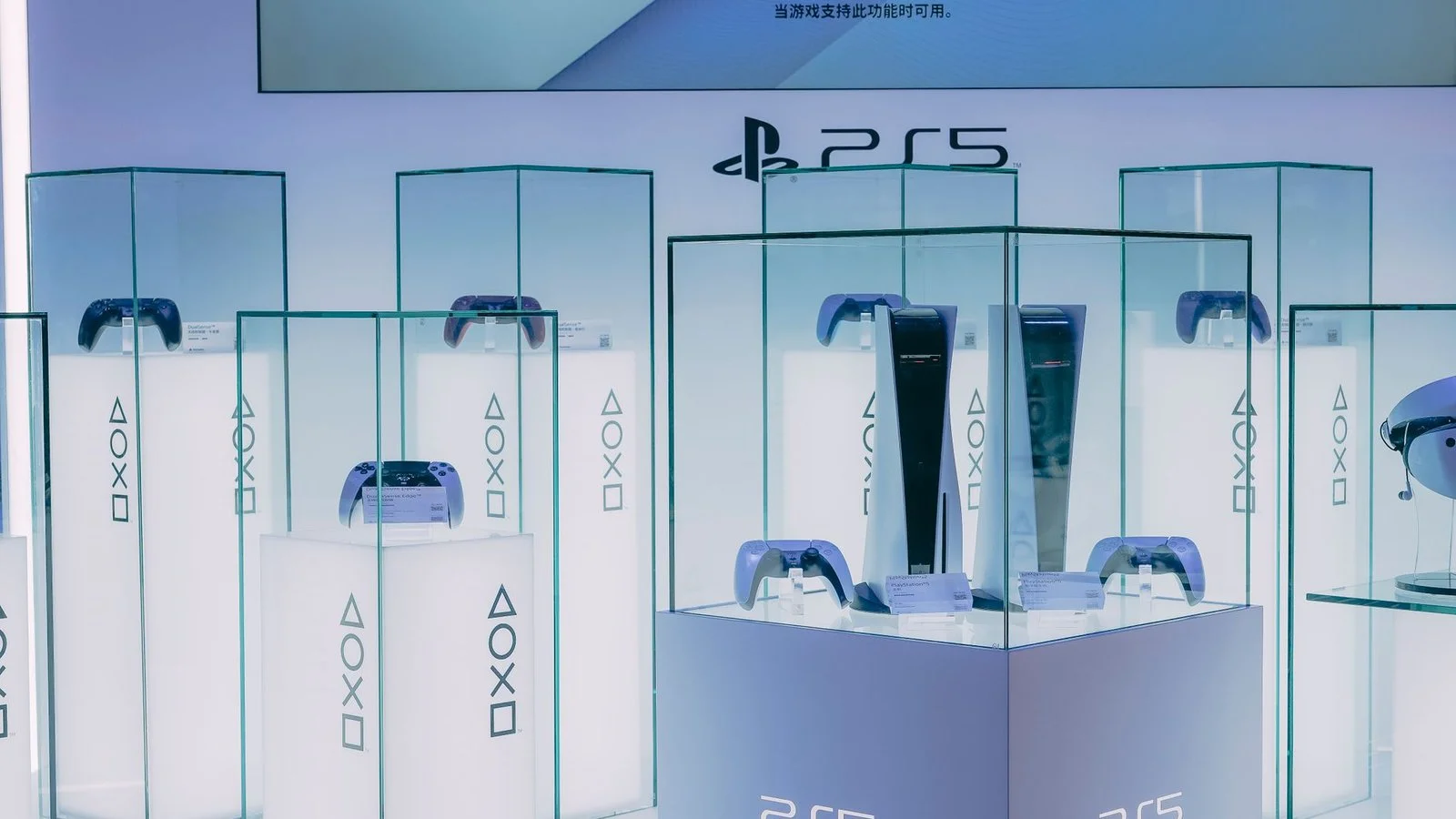 Vitrine officielle PS5 avec consoles et manettes DualSense en exposition