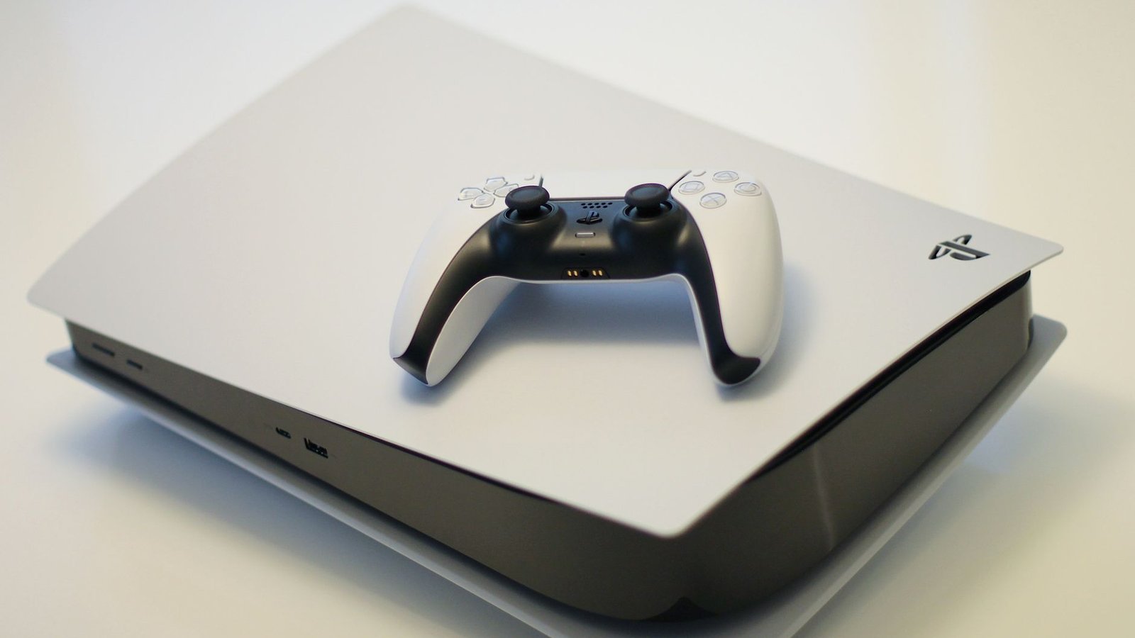 Console PS5 Sony avec manette DualSense blanche et noire