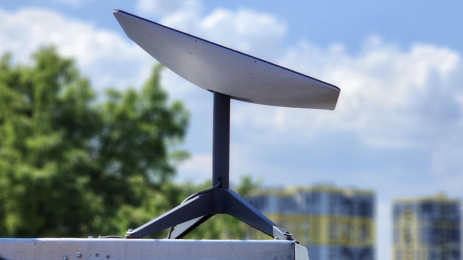 Antenne Starlink sur toit urbain, spectre satellite fréquences 2 GHz